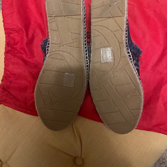 CH denim espadrilles in like new condition. Size 39 - Picture 3 of 4